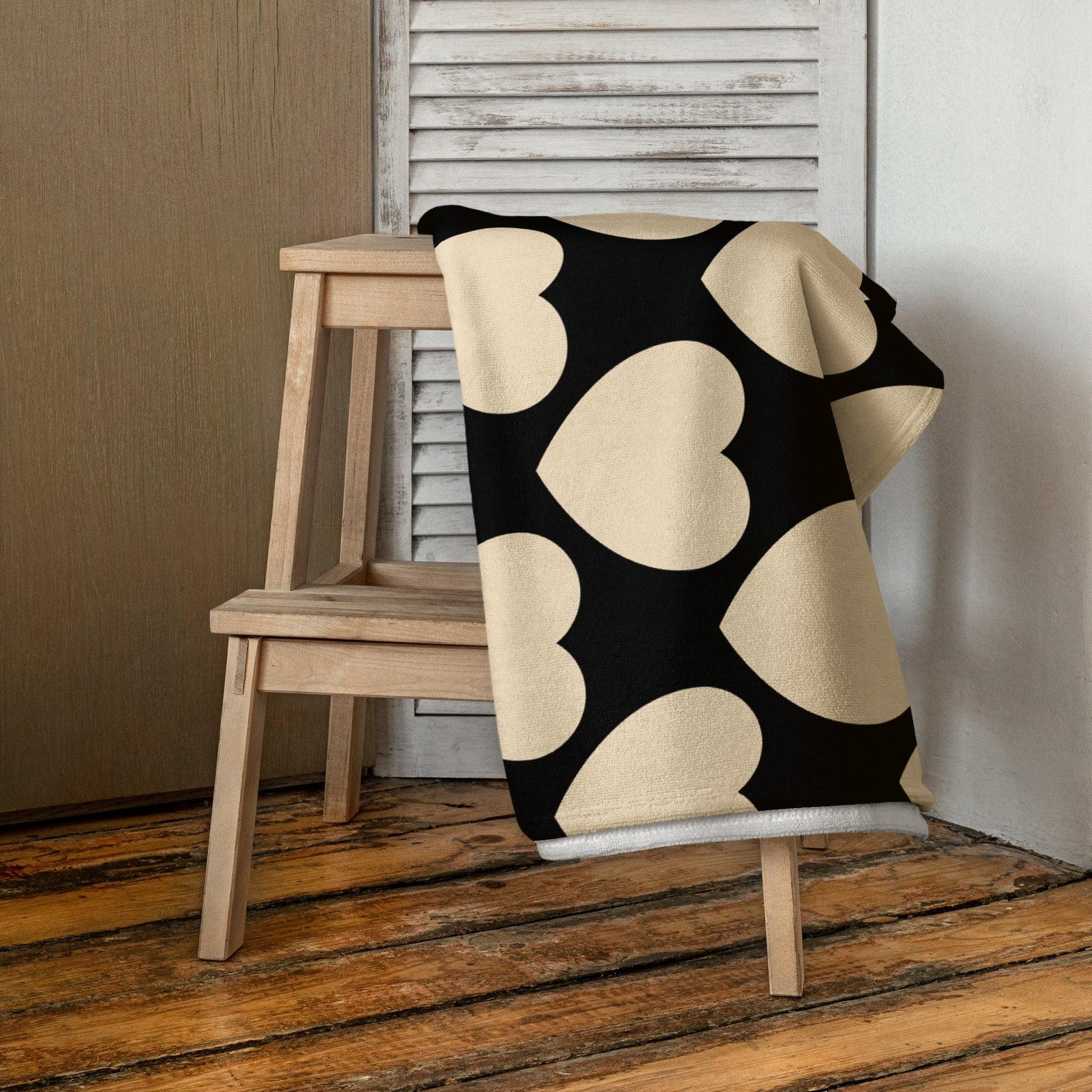 Towel - ELLIE LOVE black - Bold Heart Print